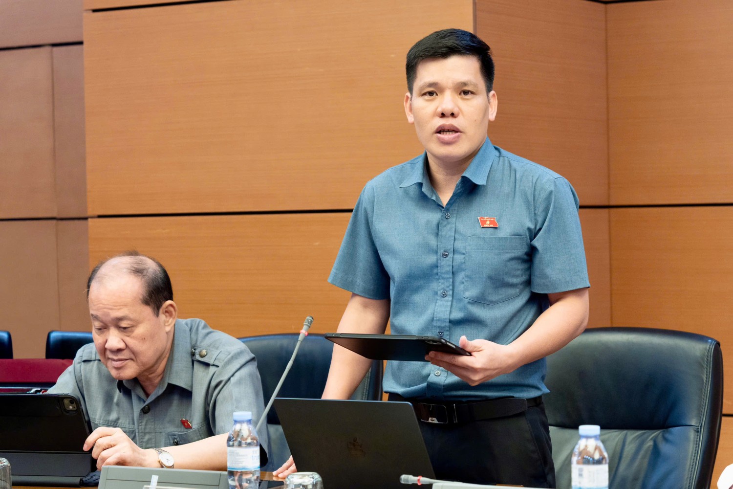 Đại biểu Dương Mạc Kiên, Phó Trưởng đoàn chuyên trách Đoàn ĐBQH tỉnh Cao Bằng phát biểu góp ý dự án Luật sửa đổi, bổ sung một số điều của Luật Người lao động Việt Nam đi làm việc ở nước ngoài theo hợp đồng