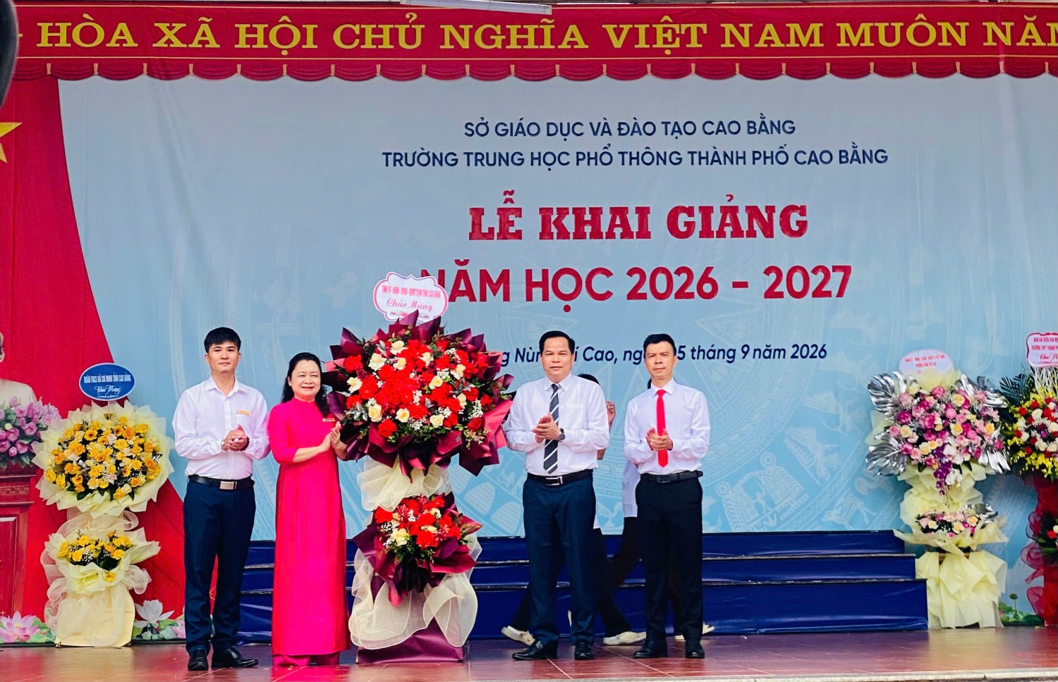 Đồng chí Bế Minh Đức, Tỉnh uỷ viên, Phó Chủ tịch HĐND tỉnh tặng hoa, quà chúc mừng nhà trường