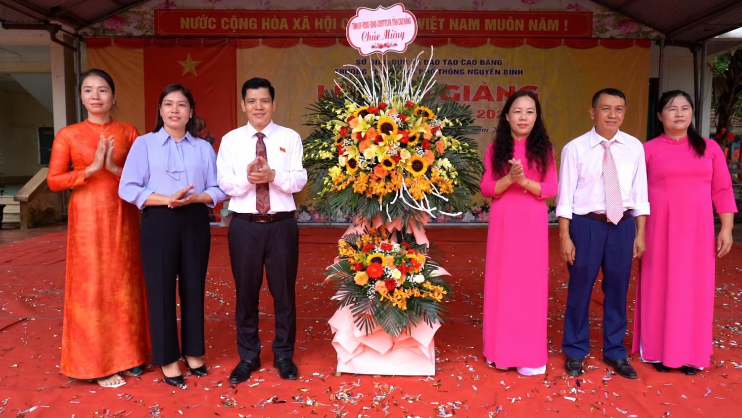 Đồng chí Dương Mạc Kiên, Phó Trưởng đoàn chuyên trách đoàn ĐBQH tỉnh và lãnh đạo xã Nguyên Bình chúc mừng Trường THPT Nguyên Bình nhân dịp năm học mới