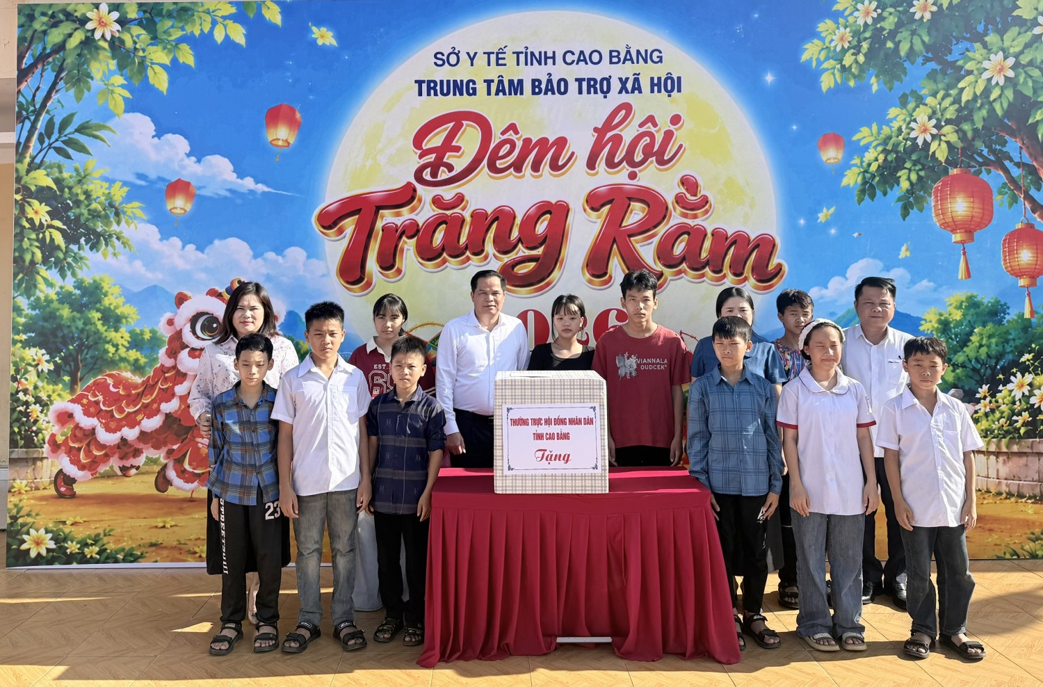 Đồng chí Bế Minh Đức, Tỉnh ủy viên, Phó Chủ tịch HĐND tỉnh thăm, tặng quà các cháu thiếu niên, nhi đồng tại Trung tâm Bảo trợ xã hội tỉnh Cao Bằng