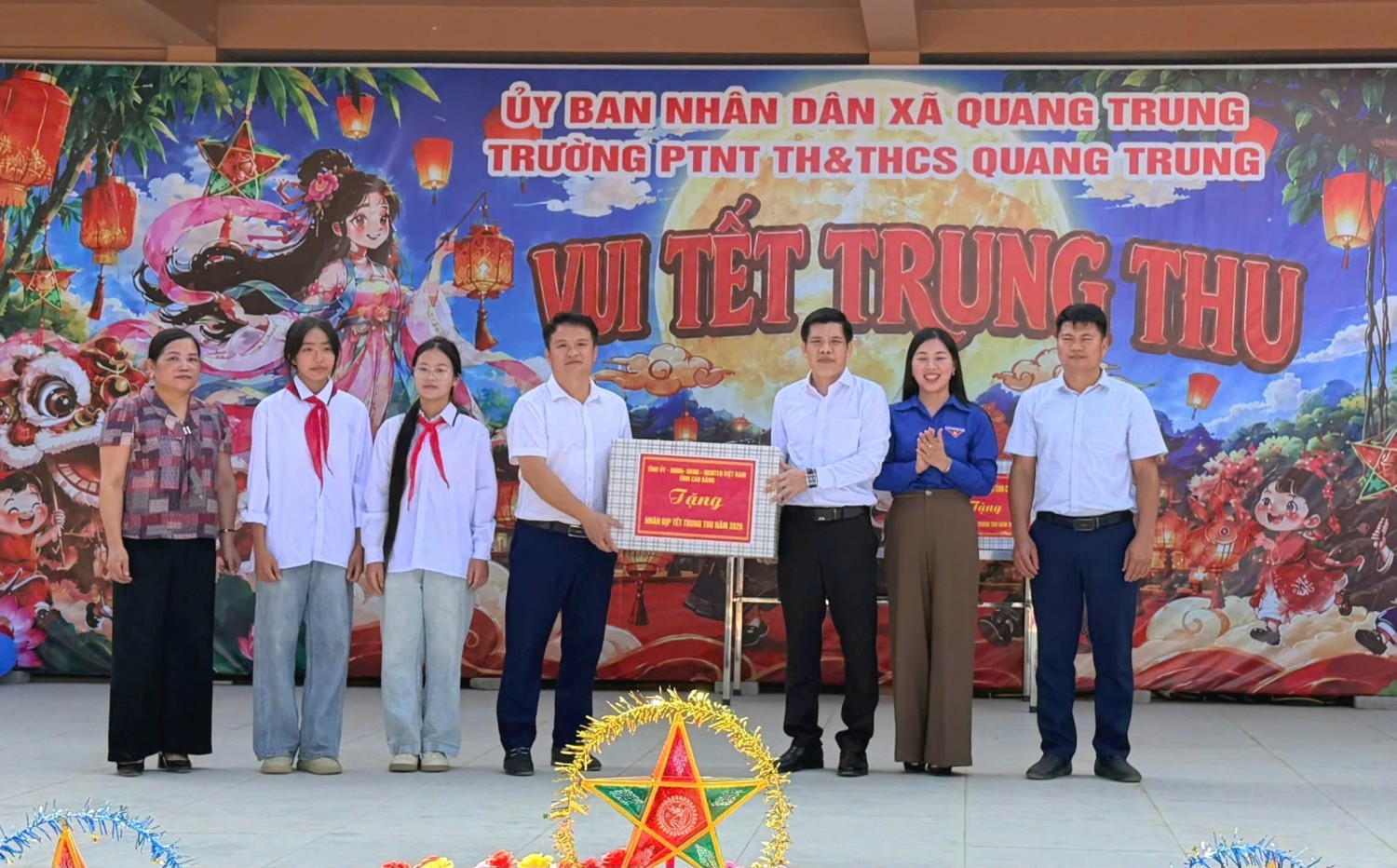 Phó trưởng đoàn chuyên trách Đoàn ĐBQH tỉnh Dương Mạc Kiên tặng quà Trung thu Trường Phổ thông nội trú Tiểu học và THCS Quang Trung