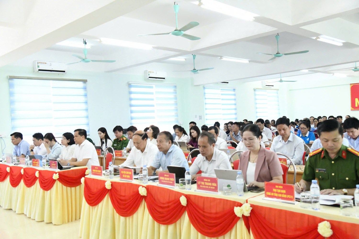 Các đại biểu dự Hội nghị tiếp xúc cử tri phường Nùng Trí Cao