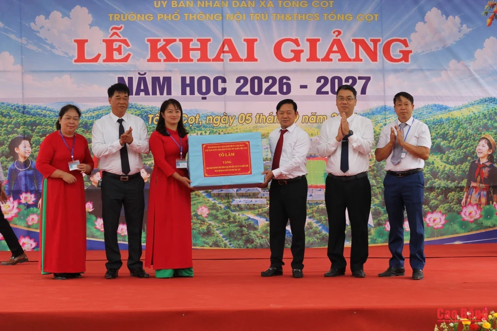Đồng chí Lã Hoài Nam trao quà của Tổng Bí thư, Chủ tịch nước Tô Lâm và hoa, quà của Tỉnh ủy, HĐND, UBND, Ủy ban MTTQ tỉnh tặng thầy và trò nhà trường