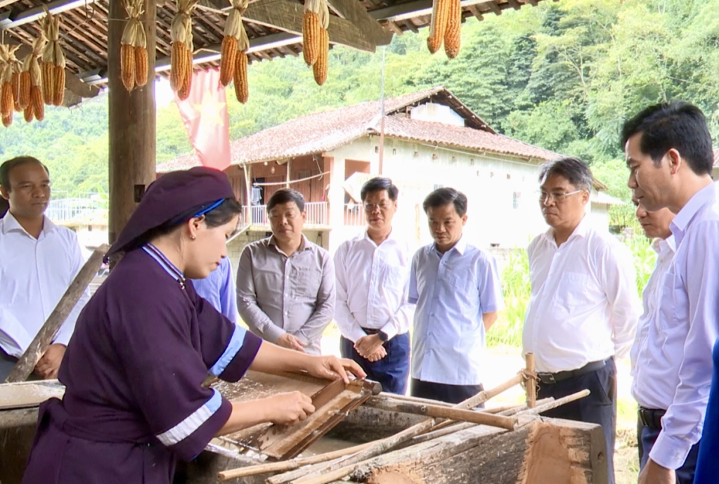 Bí thư Tỉnh ủy, Chủ tịch HĐND tỉnh Phan Thăng An và đoàn công tác khảo sát làng nghề làm giấy bản xóm Quốc Dân, xã Quảng Uyên