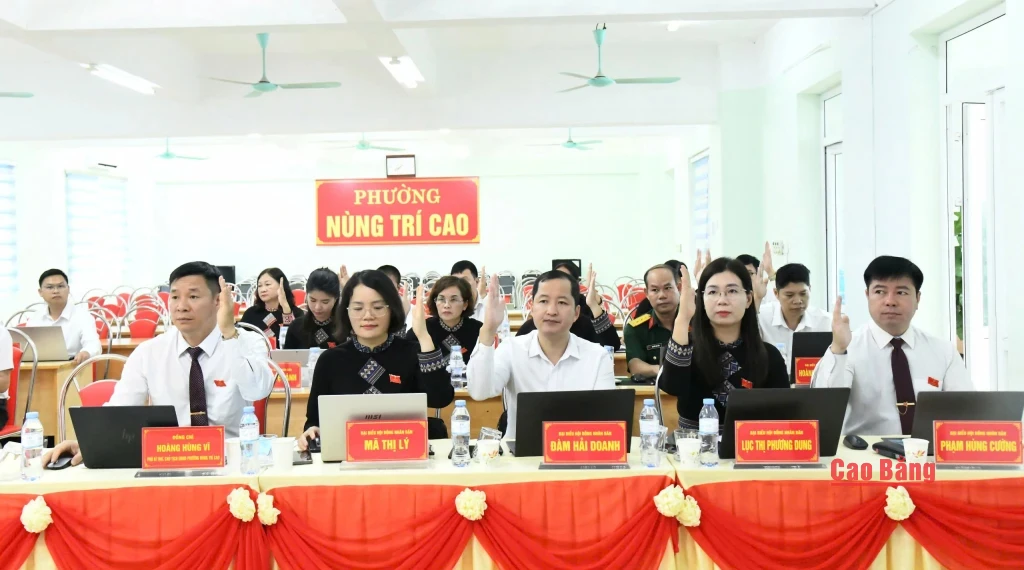 Đại biểu biểu quyết thông qua các nghị quyết tại kỳ họp