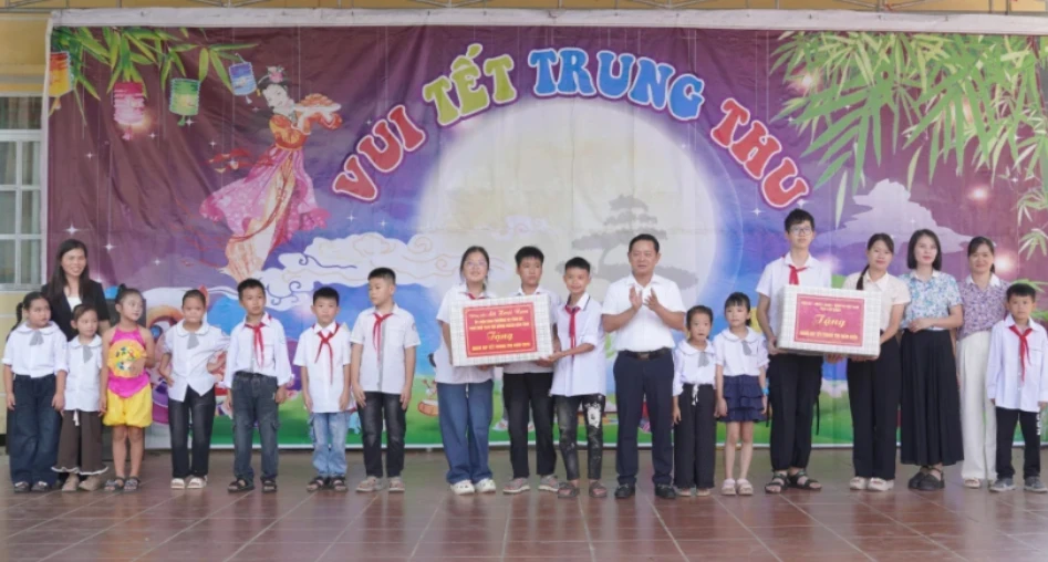 Phó Chủ tịch HĐND tỉnh Lã Hoài Nam tặng quà Trung thu Trường Phổ thông nội trú Tiểu học và THCS Quang Hán.