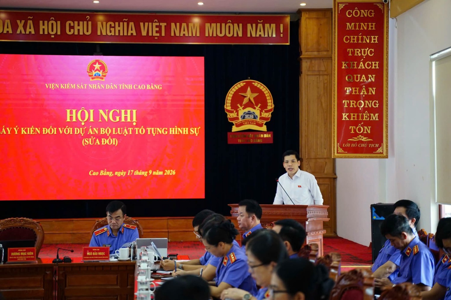 Đồng chí Dương Mạc Kiên, Tỉnh ủy viên, Phó Trưởng đoàn chuyên trách Đoàn đại biểu Quốc hội tỉnh phát biểu tại Hội nghị