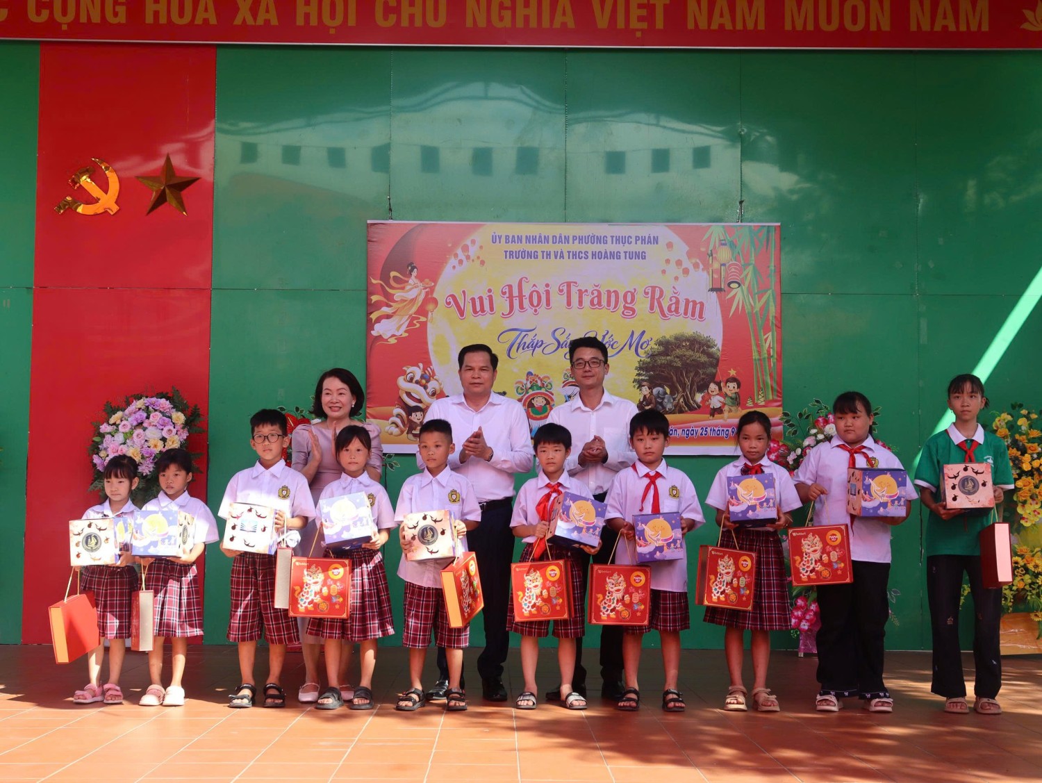 Đồng chí Bế Minh Đức, Tỉnh ủy viên, Phó Chủ tịch HĐND tỉnh tặng quà cho học sinh có hoàn cảnh đặc biệt khó khăn của Trường TH và THCS Hoàng Tung