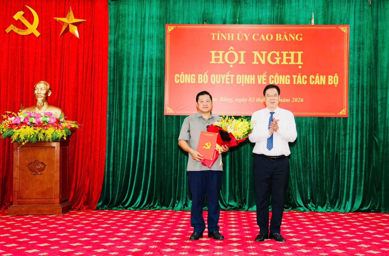 Phó Bí thư Tỉnh ủy, Chủ tịch Ủy ban MTTQ tỉnh Vũ Hồng Quang trao quyết định và tặng hoa chúc mừng Bí thư Đảng ủy xã Nguyên Bình Bàn Quý Sơn