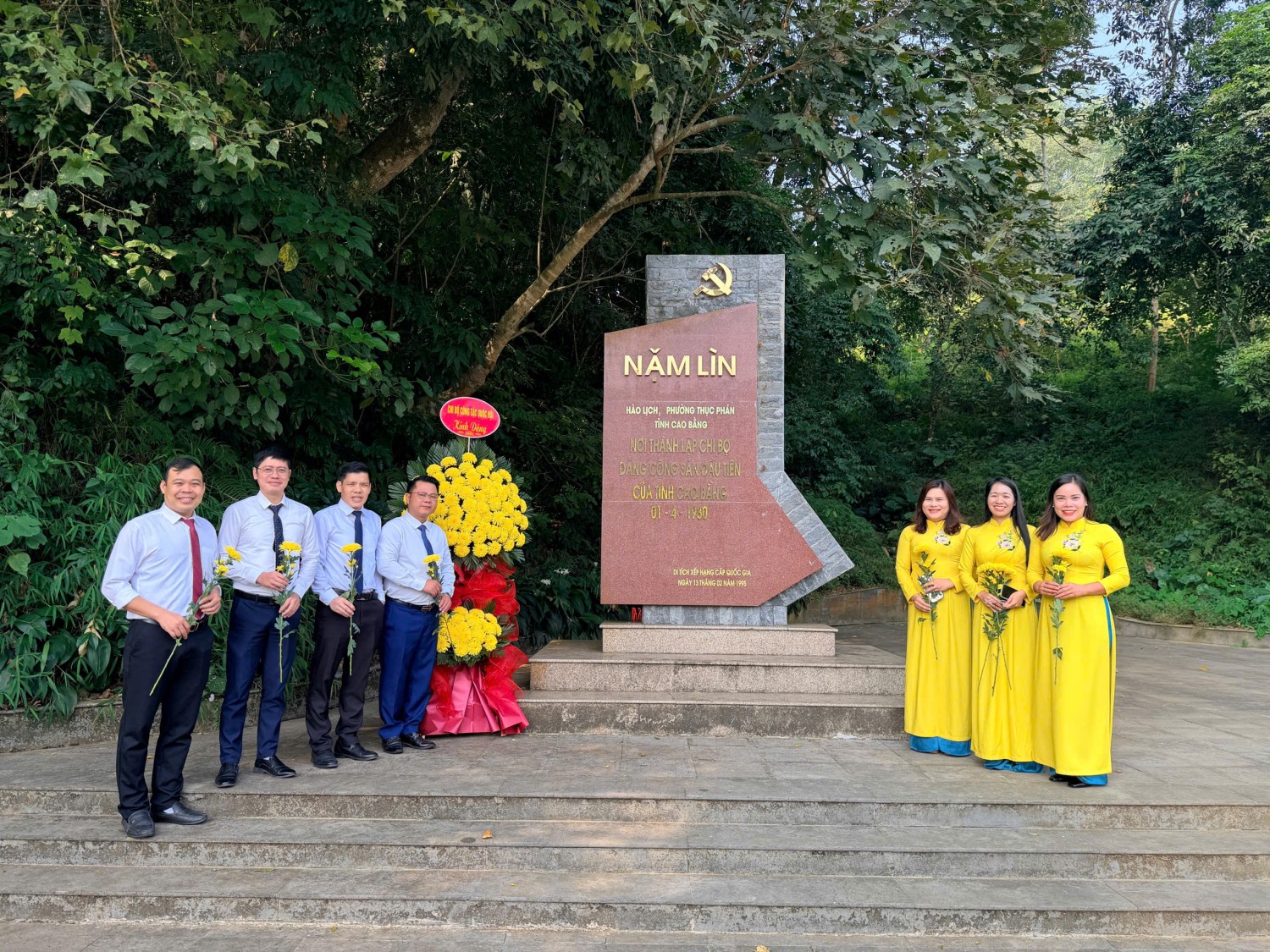 Đảng viên Chi bộ Công tác Quốc hội dâng hoa tại Khu di tích Nặm Lìn