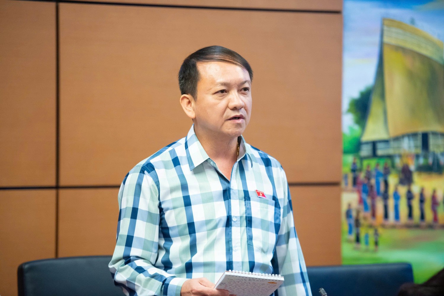 Đại biểu Sầm Minh Hồ, Phó Giám đốc Công an tỉnh phát biểu thảo luận tại tổ