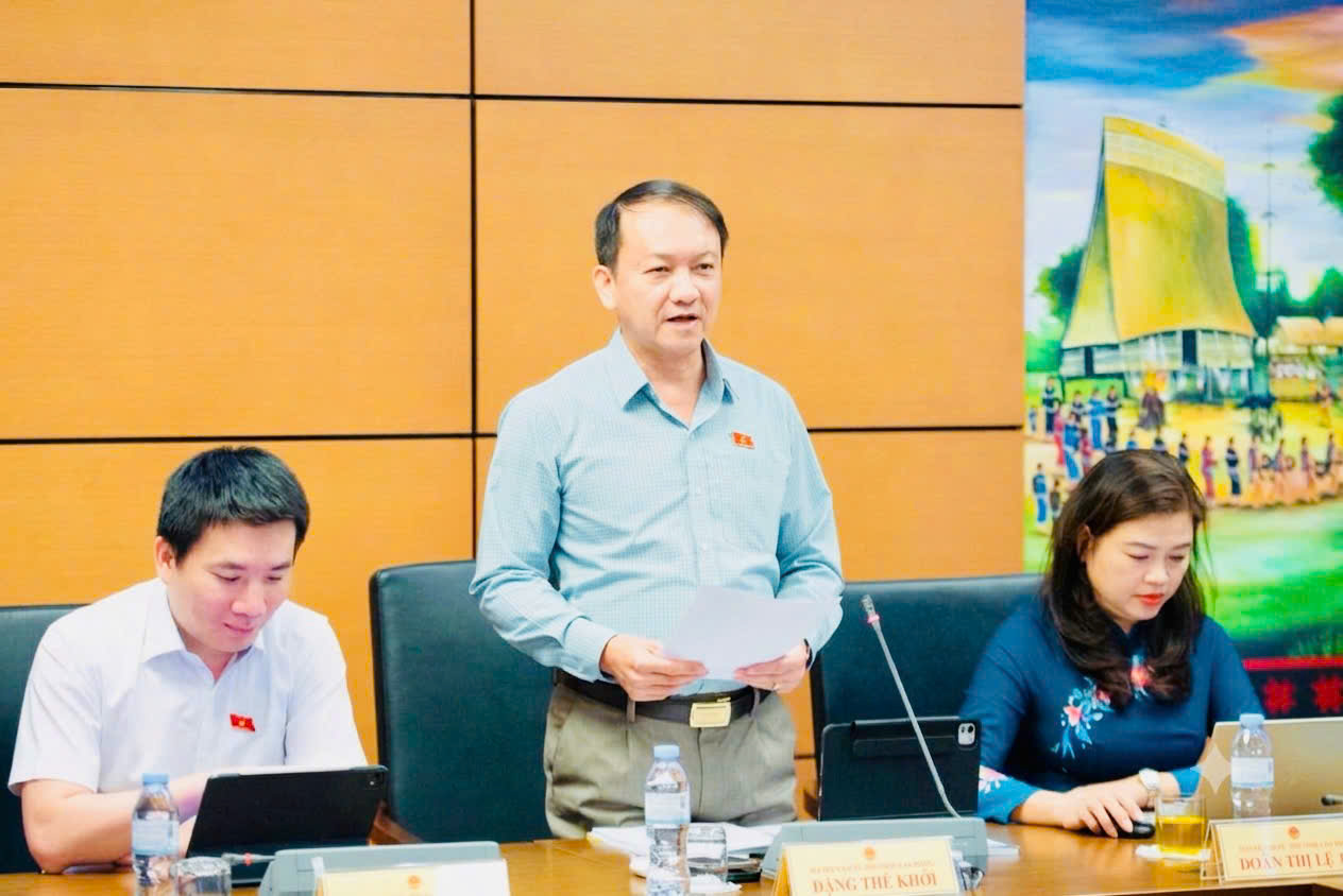Đại biểu Sầm Minh Hồ, Phó Giám đốc Công an tỉnh phát biểu thảo luận tại tổ
