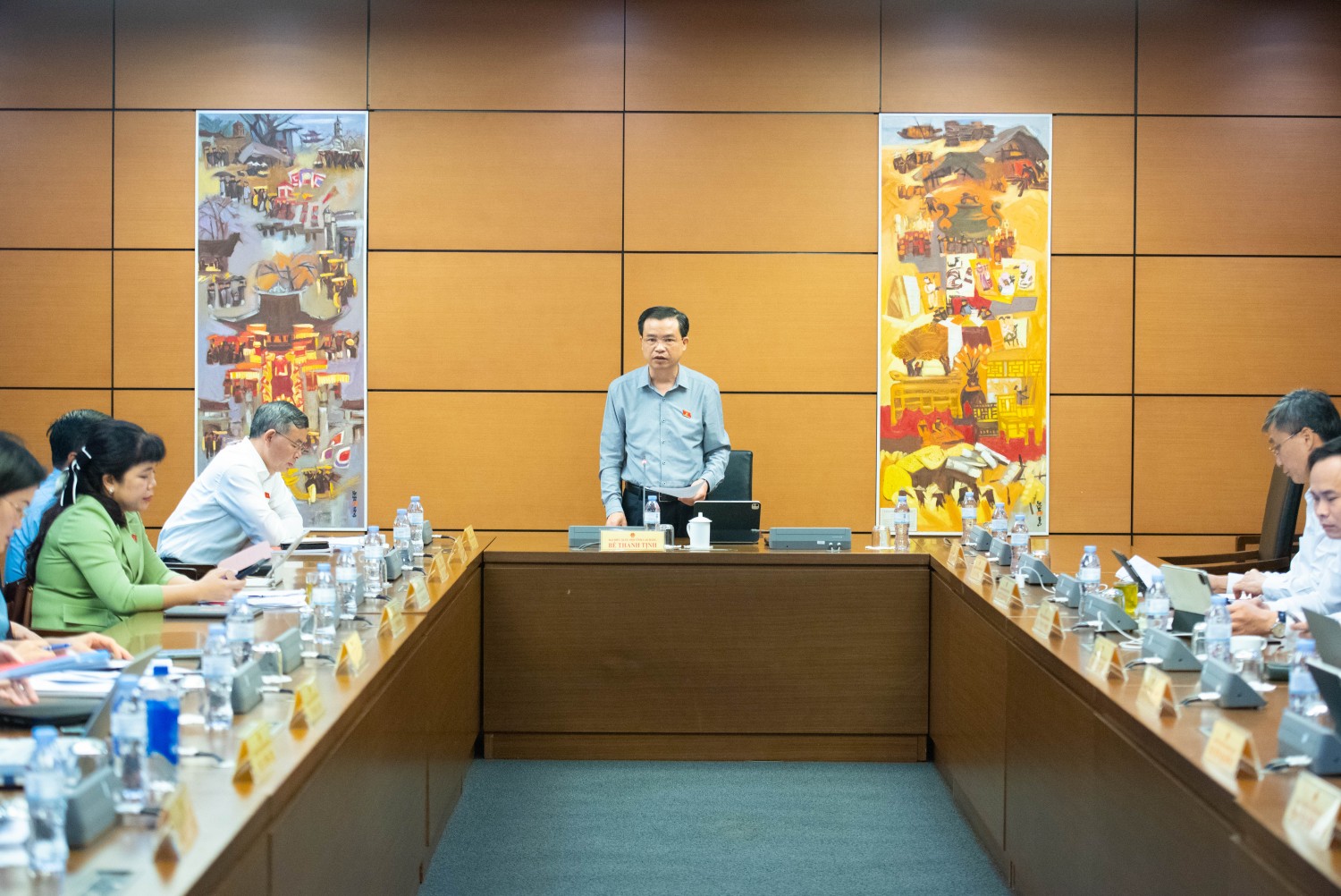 Phó Bí thư Thường trực Tỉnh ủy, Trưởng Đoàn ĐBQH tỉnh Cao Bằng Bế Thanh Tịnh điều hành phiên thảo luận tại Tổ 5