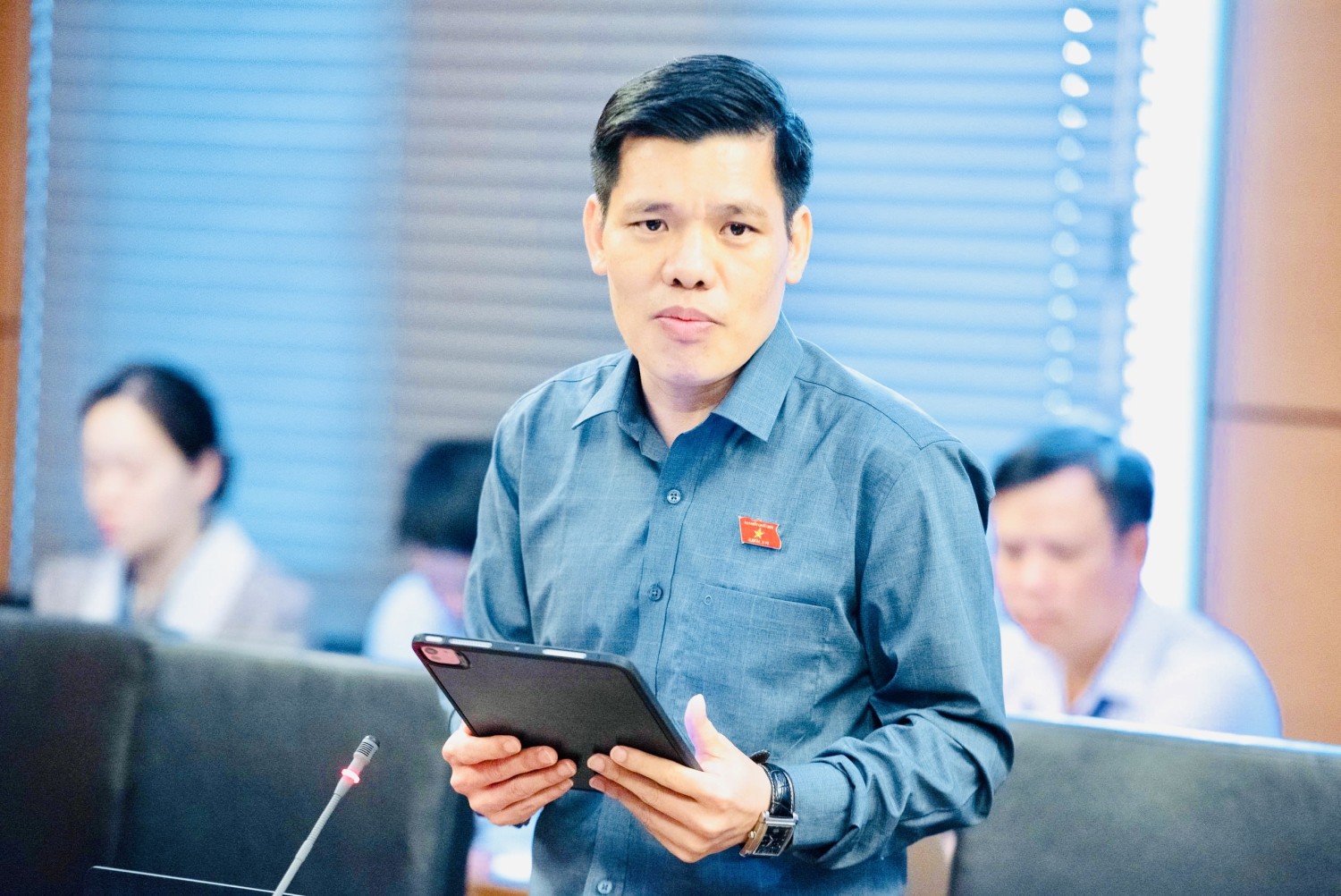 Đại biểu Dương Mạc Kiên, Tỉnh ủy viên, Phó Trưởng đoàn chuyên trách  Đoàn ĐBQH tỉnh phát biểu