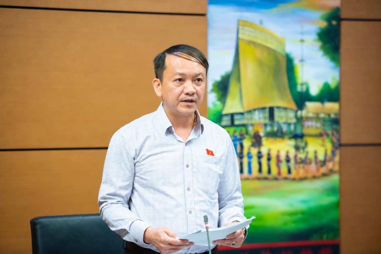 Đại biểu Sầm Minh Hồ tham gia thảo luận tại tổ