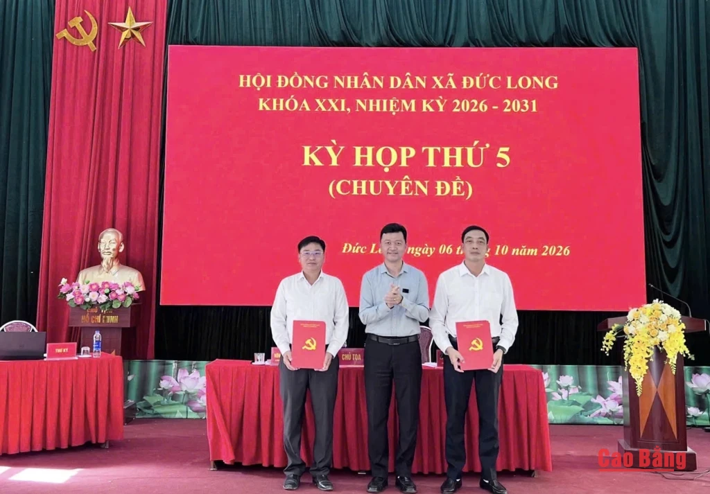 Phó trưởng Ban Thường trực Ban Tổ chức Tỉnh ủy Trịnh Sỹ Tài trao quyết định bổ nhiệm, luân chuyển cho đồng chí Nông Văn Lương và Vũ Đức Thiện