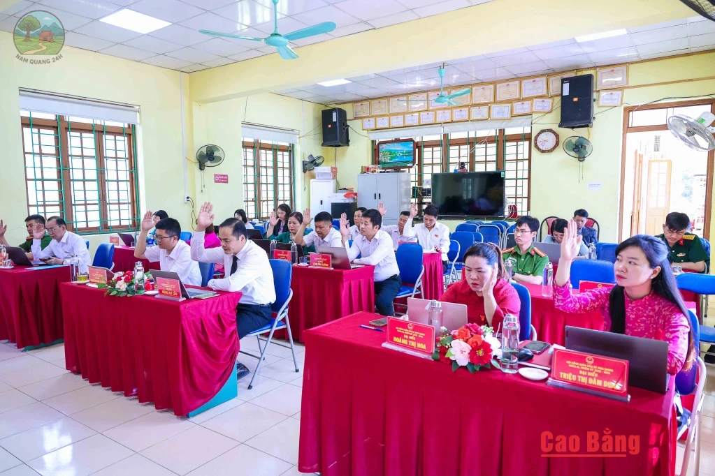 Các đại biểu biểu quyết thông qua nghị quyết tại kỳ họp.