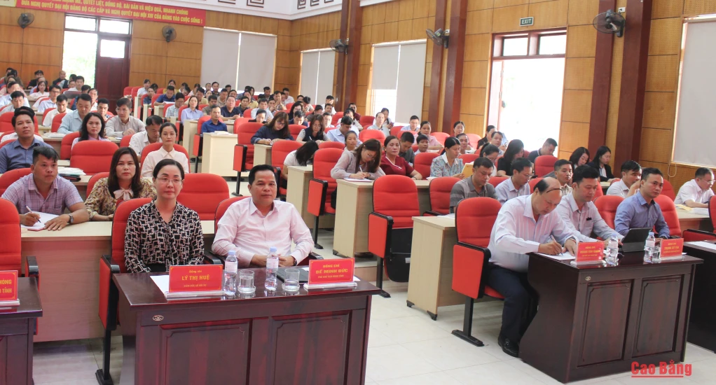 Các đại biểu tham dự lễ khai mạc.