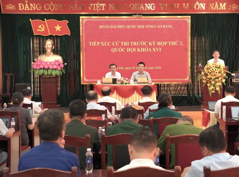 Các đại biểu dự Hội nghị tiếp xúc cử tri tại xã Trà Lĩnh