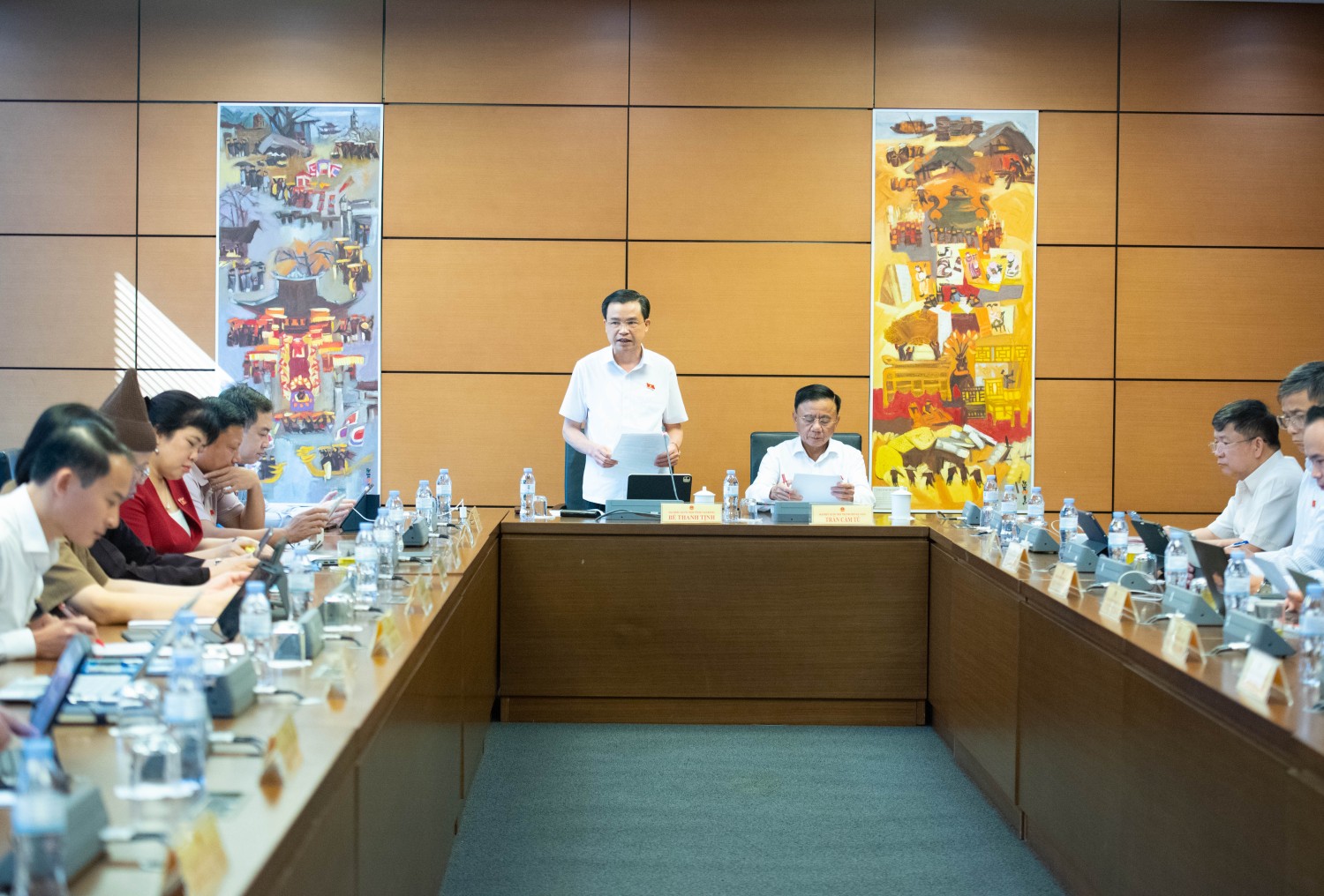 Phó Bí thư Thường trực Tỉnh ủy, Trưởng Đoàn đại biểu Quốc hội tỉnh Cao Bằng Bế Thanh Tịnh điều hành phiên thảo luận tại Tổ 5.
