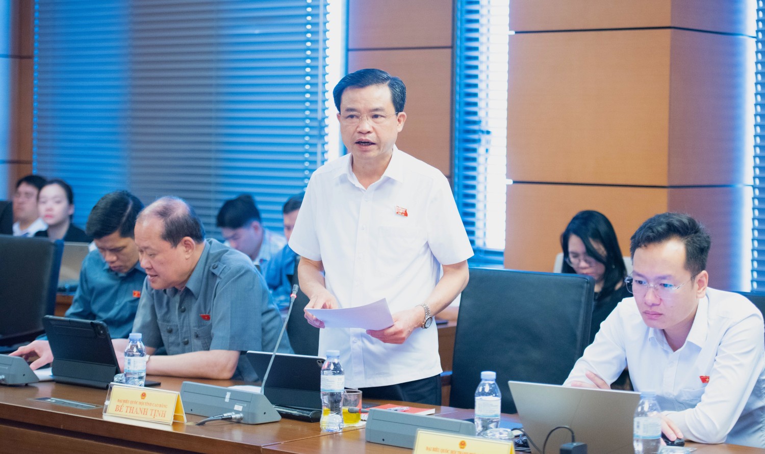 Đại biểu Bế Thanh Tịnh, Phó Bí thư Thường trực Tỉnh ủy, Trưởng Đoàn đại biểu Quốc hội tỉnh phát biểu thảo luận tại tổ