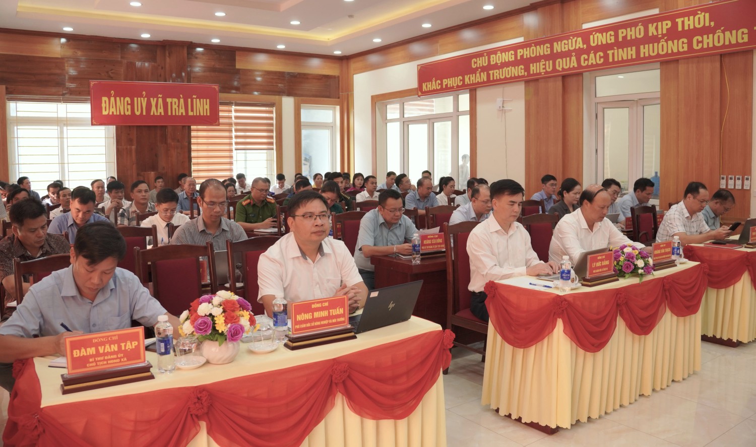 Các đại biểu dự Hội nghị tiếp xúc cử tri tại xã Trà Lĩnh