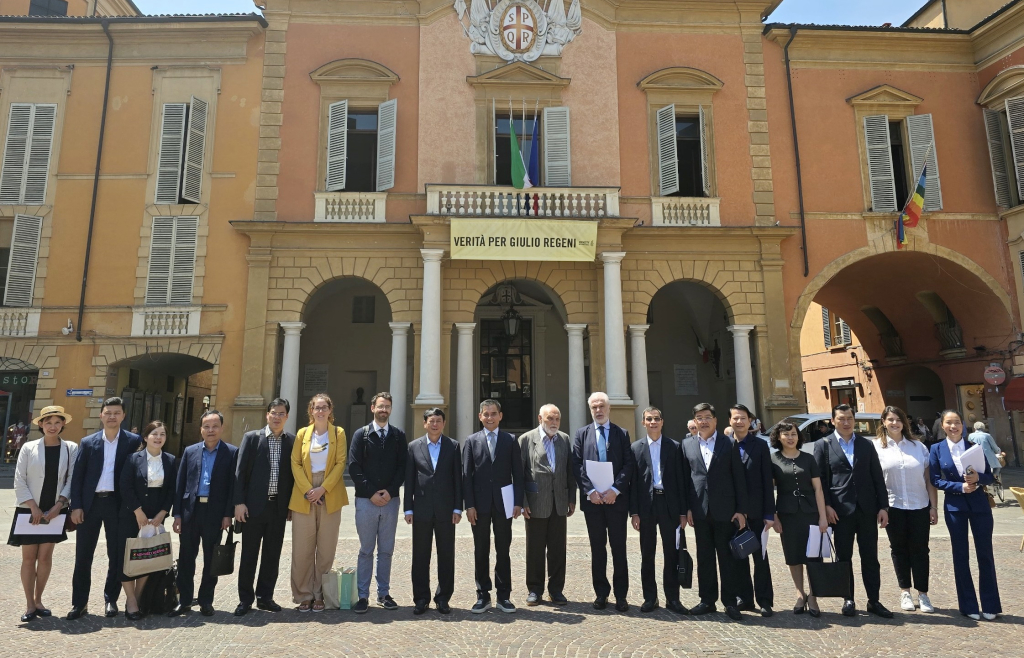 Đoàn đại biểu tỉnh Cao Bằng chụp ảnh lưu niệm với đại diện lãnh đạo tỉnh Reggio Emilia (Cộng hòa Italia).