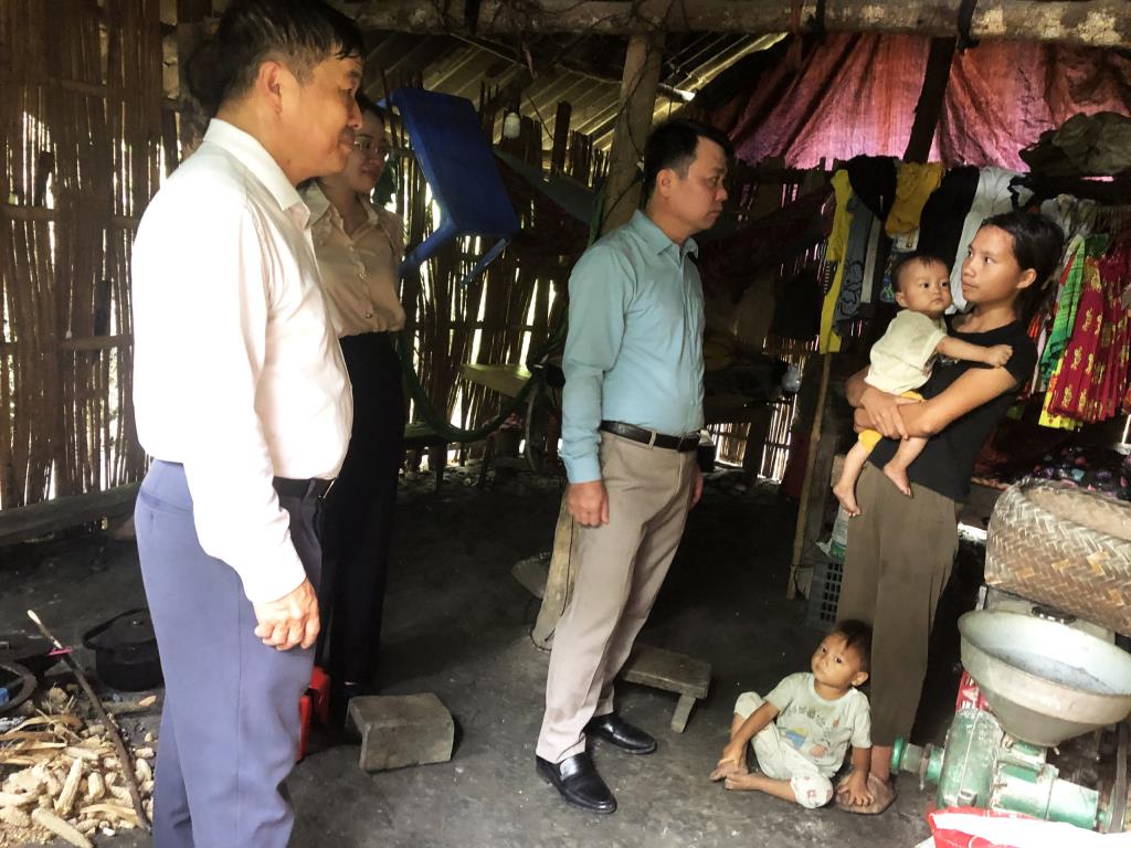 Đoàn giám sát của Ban Dân tộc, HĐND tỉnh Cao Bằng đến thăm gia đình em Hoàng Thị L (xóm Đon Sài, xã Mông Ân, huyện Bảo Lâm). Ảnh: Nông Huế