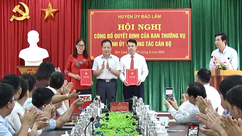 hó Chủ tịch HĐND tỉnh Nông Thanh Tùng trao quyết định luân chuyển điều động, bổ nhiệm cho đồng chí Mã Thị Trà My và Nông Văn Phong.