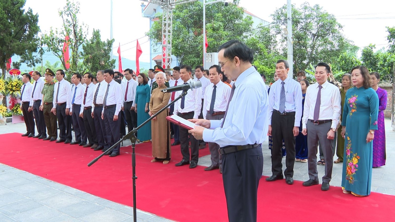Đoàn đại biểu tỉnh dâng hương, dâng hoa tại Địa điểm lưu niệm đồng chí Hoàng Đình Giong.