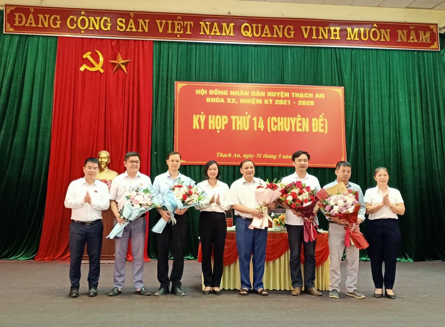 Lãnh đạo huyện Thạch An tặng hoa chúc mừng các đồng chí